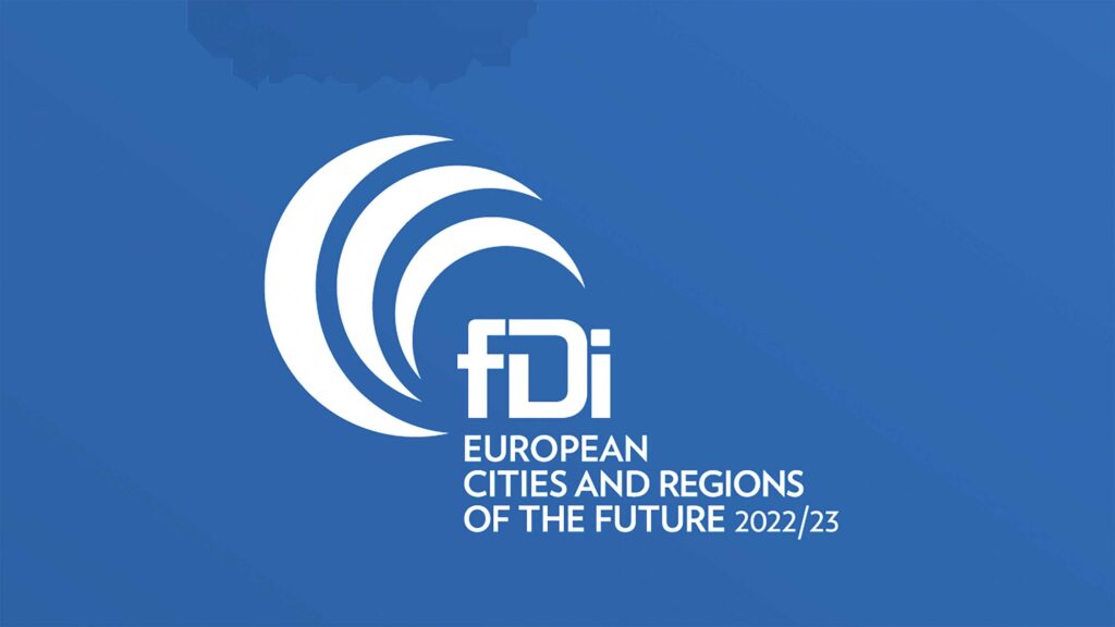 weißes Logo von fDI mit blauem Hintergrund